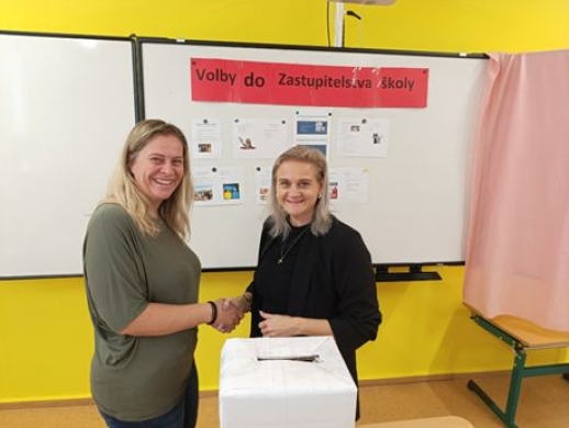 Volby v 9. B - Členové volební komise; foto: web školy Volby v 9. B - Členové volební komise; foto: web školy